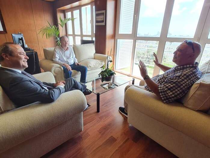 Momento del encuentro del alcalde capitalino con miembros de Los Faycanes/TA.